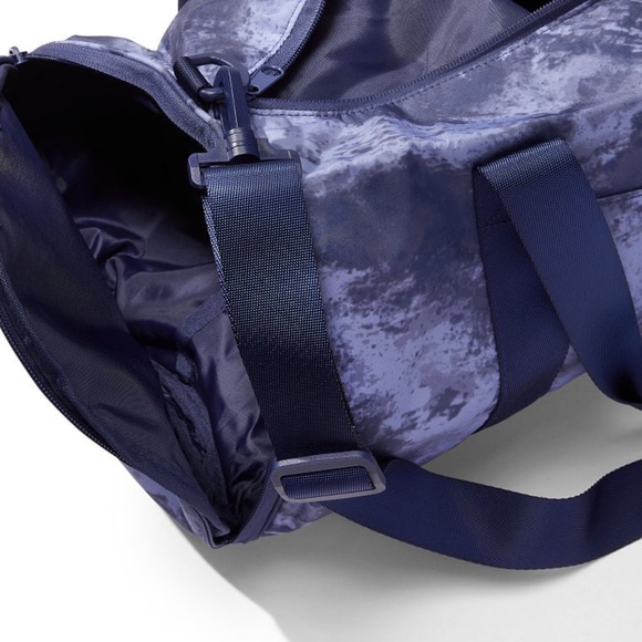 PINK Everyday Duffle Bag - Picture 3 of 3